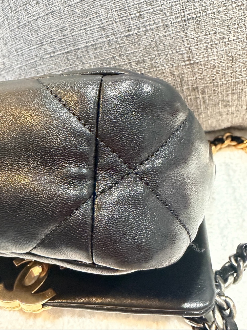 CHANEL Black Quilted Leather Shoulder Bag with Gold Hardware - Picture 11 of 16